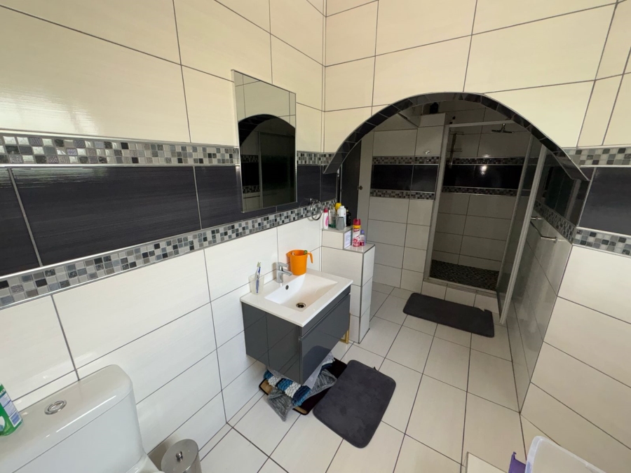 5 Bedroom Property for Sale in Zinniaville North West